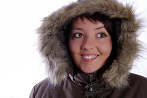 carino giovane donna sorridente nel inverno giacca foto
