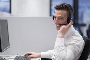 maschio chiamata centro operatore fare il suo lavoro foto