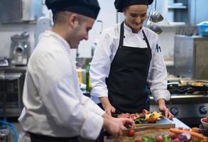 squadra cuochi e chef preparazione pasto foto