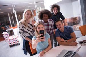 multietnico avviare attività commerciale squadra su incontro foto