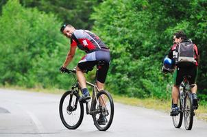 amicizia e viaggio su montagna bicicletta foto