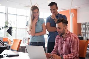 gruppo di giovane persone dipendente lavoratori con computer foto