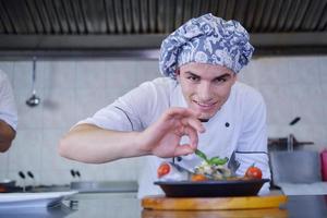 chef prepara il cibo foto