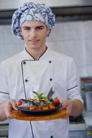 chef prepara il cibo foto