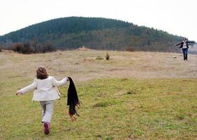 giocando Giochi nel natura foto