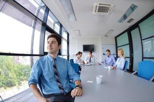 attività commerciale uomo su un' incontro nel ufficio con colleghi nel sfondo foto