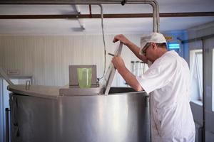 formaggio produzione casaro Lavorando nel fabbrica foto