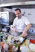 chef prepara il cibo foto