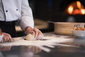 capocuoco mani preparazione Impasto per Pizza foto