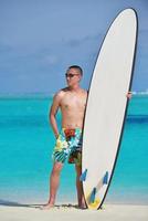 uomo con Surf tavola su spiaggia foto