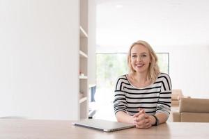 giovane donna con il computer portatile a casa foto