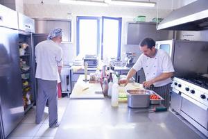 chef prepara il cibo foto