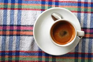 tazza di caffè su un' colorato tovaglia foto