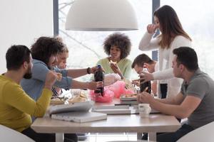 multietnico gruppo di contento amici pranzo tempo foto