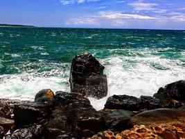 oceano scena su il rocce foto