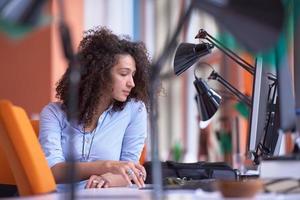 giovane attività commerciale donna a ufficio foto