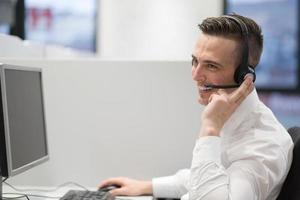 maschio chiamata centro operatore fare il suo lavoro foto