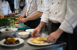 squadra cuochi e chef preparazione pasto foto