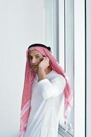 arabo attività commerciale uomo a luminosa ufficio foto