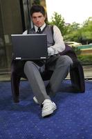 giovane adulto Lavorando su il computer portatile foto