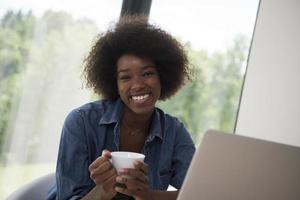 africano americano donna nel il vivente camera foto