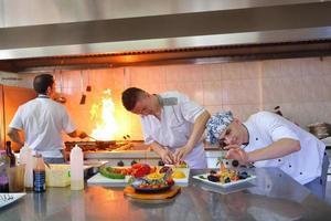 chef prepara il cibo foto