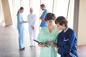 gruppo di medico personale a ospedale foto