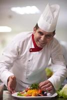 capocuoco nel Hotel cucina preparazione e decorazione cibo foto