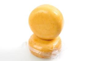 biologico formaggio con peperoni ruota isolato su bianca sfondo foto