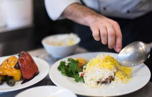 capocuoco mani servendo verdura risotto foto