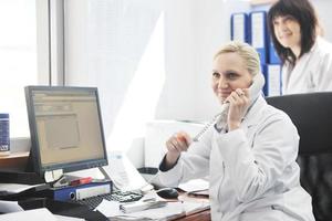 farmacia lavoratore parlando di Telefono foto