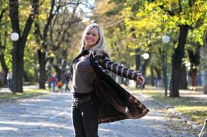 carino giovane donna sorridente foto