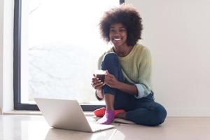 nero donna nel il vivente camera su il pavimento foto