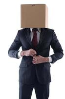 attività commerciale uomo con un scatola su il suo testa foto