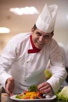 capocuoco nel Hotel cucina preparazione e decorazione cibo foto