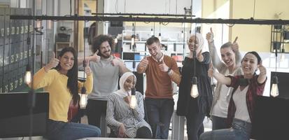 squadra di affari che celebra foto