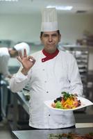 capocuoco nel Hotel cucina preparazione e decorazione cibo foto