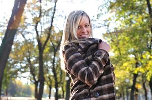 bionda carino giovane donna sorridente all'aperto foto