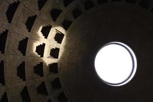 vista interna del pantheon di roma, italia. foto