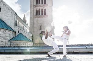 coppia di artisti di capoeira che calciano