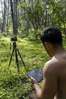 giovane uomo spiegando disegno su il suo tavoletta, mentre insegnamento chakra, yoga e meditazione classe, Messico foto