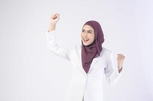 bellissimo musulmano attività commerciale donna indossare bianca completo da uomo con hijab nel studio foto