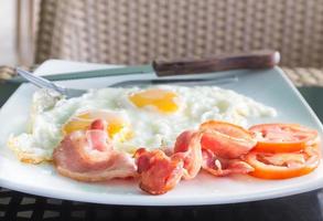 colazione con uova e pancetta foto
