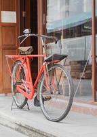 bicicletta rossa in piedi sulla strada foto