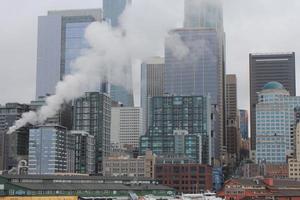 Seattle , Stati Uniti d'America - marzo, 10 2022 alto edifici, vapore fumi, il Seattle nel il città il Seattle grande pomfo traghetto terminale la zona. foto