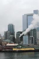 Seattle , Stati Uniti d'America - marzo, 10 2022 alto edifici, vapore fumi, il Seattle nel il città il Seattle grande pomfo traghetto terminale la zona. foto