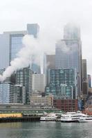 Seattle , Stati Uniti d'America - marzo, 10 2022 alto edifici, vapore fumi, il Seattle nel il città il Seattle grande pomfo traghetto terminale la zona. foto