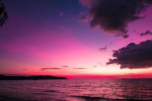 bellissimo tramonto al di sopra di il mare su rosa cielo per viaggio e vacanza foto