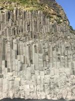 basalto roccia a il costa di Islanda foto