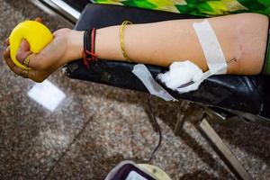 donatore di sangue al campo di donazione di sangue tenuto con una palla rimbalzante tenuta in mano al tempio di balaji, immagine per la giornata mondiale del donatore di sangue il 14 giugno di ogni anno, delhi, india, immagine per la giornata mondiale del donatore di sangue il 14 giugno foto